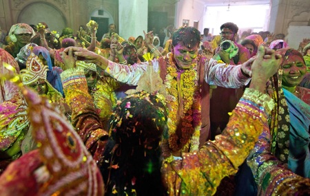 Lễ hội còn có các hoạt động nhảy nhót, ca hát sôi động, vui vẻ