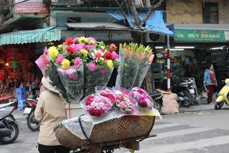 Những người bán hoa rong không ồn ào mà lặng lẽ, không rao hàng mà người mua vẫn biết để tìm đến