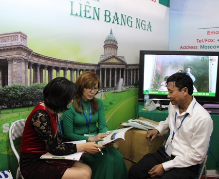 Bà Hồ Lan (giữa) Tổng giám đốc Aseanru Tour chia sẻ thông tin các tour khám phá Nga với PV Dân trí