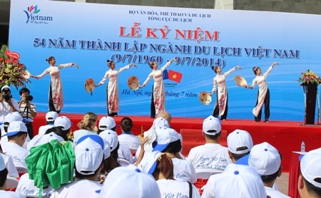 Hơn 300 xe đạp cổ vũ “Người Việt Nam đi du lịch Việt Nam”