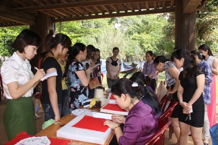 Đến BTDTHVN thử “đóng vai” nhân viên bảo tàng