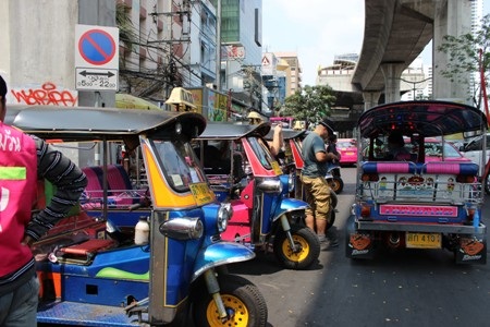 Những người biểu tình cắm trại ngay trên đường phố. Lều, túi ngủ cũng được cung cấp miễn phí.