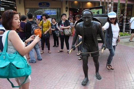 Những người biểu tình cắm trại ngay trên đường phố. Lều, túi ngủ cũng được cung cấp miễn phí.