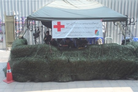 Những người biểu tình cắm trại ngay trên đường phố. Lều, túi ngủ cũng được cung cấp miễn phí.