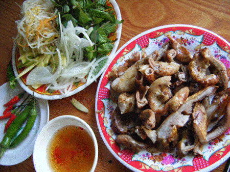 Xuýt xoa với món đồ nướng dưới gầm cầu Hà Nội - 1 Gọi là phố lòng nướng nhưng món ăn ở đây khá phong phú: lòng, dạ dày, tràng, thịt bò, nầm…