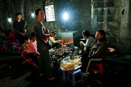 Xuýt xoa với món đồ nướng dưới gầm cầu Hà Nội - 2 Gọi là phố lòng nướng nhưng món ăn ở đây khá phong phú: lòng, dạ dày, tràng, thịt bò, nầm…