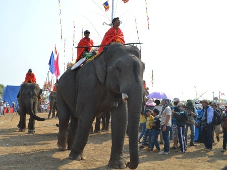 Chào giao hữu trước giờ đấu