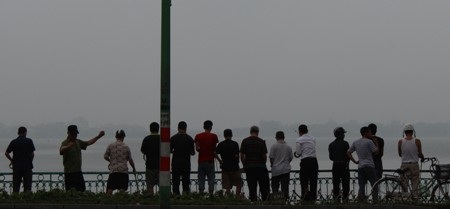 Trời mù, “cần thủ” lại tung hoành tại Hồ Tây