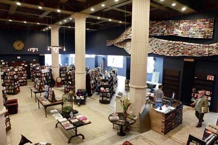 "Ngợp" trước những hiệu sách hoành tráng nhất hành tinh - 10 Hiệu sách Cook & Book, Brussels, Bỉ là sự kết hợp đầy mê hoặc của kỳ quái và chút gì đó rờn rợn