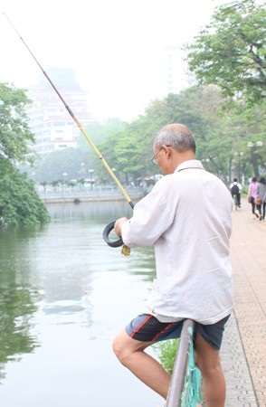 Ngồi kiểu ngoắc chân để khi giật cá họ sẽ không bị… ngã xuống hồ. 