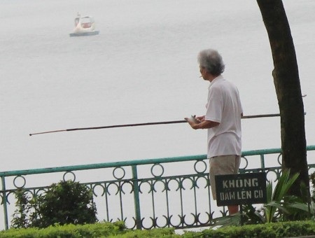 Trời mù, “cần thủ” lại tung hoành tại Hồ Tây