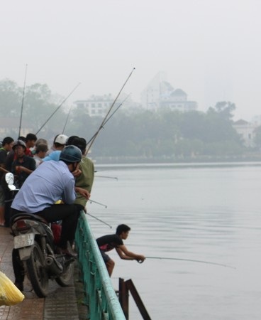 Trời mù, “cần thủ” lại tung hoành tại Hồ Tây