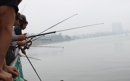 Trời mù, “cần thủ” lại tung hoành tại Hồ Tây