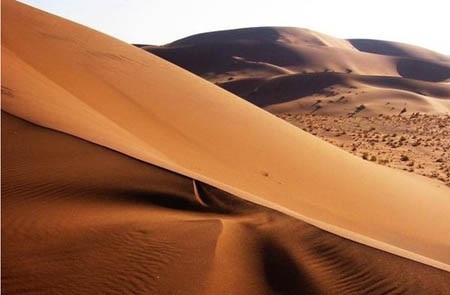 Những địa danh kỳ ảo khác thường từ góc chụp trên cao - 4 Sa mạc Desierto de Namib thuộc Cộng hòa Namibia.