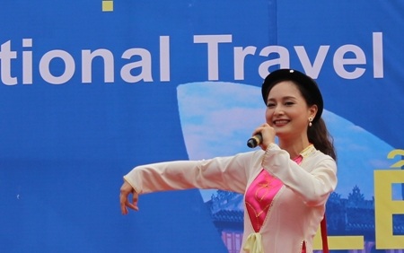 Ngắm ứng viên Đại sứ Du lịch Lan Phương điệu đà trong áo tứ thân