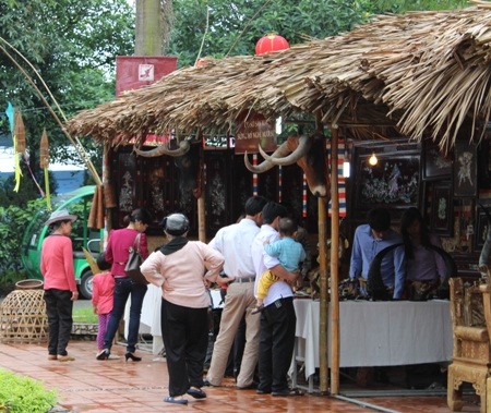 Những sản phẩm của các làng nghề đa dạng phong phú lôi cuốn người đến ngày hội