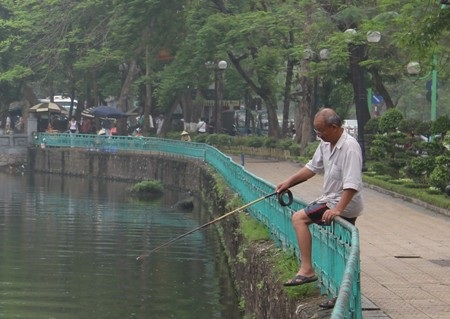 Trời mù, “cần thủ” lại tung hoành tại Hồ Tây