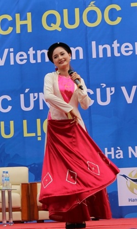 Ngắm ứng viên Đại sứ Du lịch Lan Phương điệu đà trong áo tứ thân