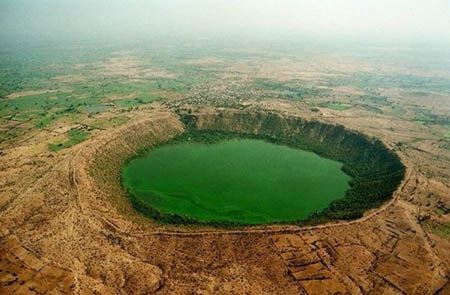 Những địa danh kỳ ảo khác thường từ góc chụp trên cao - 9 Hồ Lonar Crater thuộc Ấn Độ