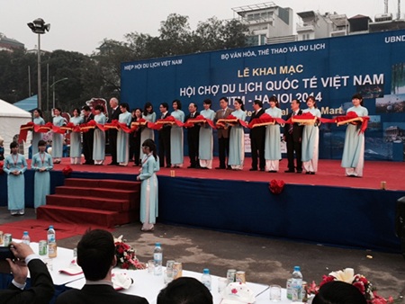 Phó Thủ tướng kêu gọi người dân cùng chung tay phát triển du lịch - 1 Phó thủ tướng Vũ Đức Đam cùng lãnh đạo các ban, ngành và TP Hà Nội cắt băng khai mạc Hội chợ