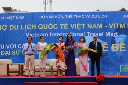 Các ứng cử viên đại sứ du lịch trong phần đối thoại với báo chí và công chúng