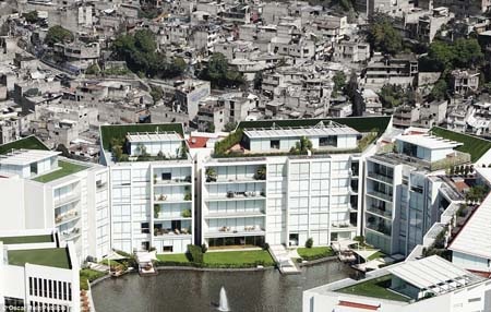 Bức tường ngăn cách giữa khu ổ chuột và khu nhà giàu ở Mexico