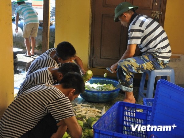 Khám phá chuyện bếp núc của các chiến sĩ ở Trường Sa - 2 Chuẩn bị bữa ăn ở đảo Trường Sa Lớn. (Ảnh:
Việt Đức/Vietnam+)