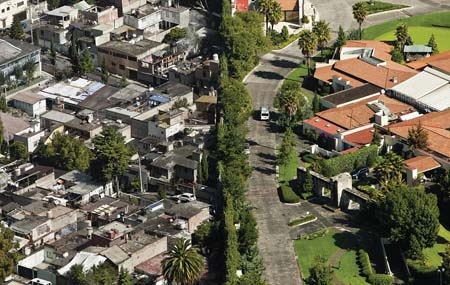 Bức tường ngăn cách giữa khu ổ chuột và khu nhà giàu ở Mexico