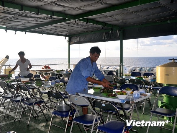 Khám phá chuyện bếp núc của các chiến sĩ ở Trường Sa - 5 Chuẩn bị một bữa ăn cho khách trên tàu HQ 561.
(Ảnh: Việt Đức/Vietnam+)