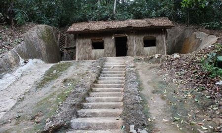 Lán lá “đè bẹp” hầm bê tông trên đất Điện Biên
