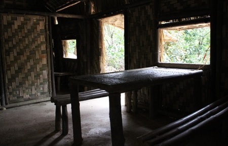 Lán lá “đè bẹp” hầm bê tông trên đất Điện Biên