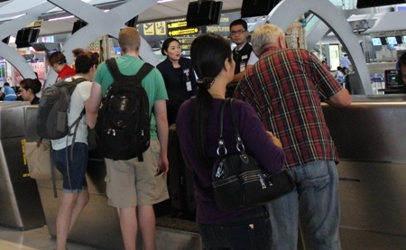 Cả ngành du lịch Việt Nam bức xúc trước vụ “xòe” tiền mới được vào đất Thái