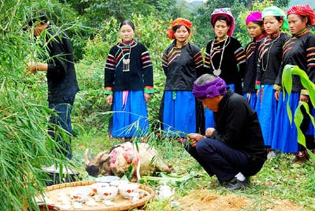 Bí ẩn lời thề giữ rừng của người dân tộc Pu Péo - 1 Lễ cúng thần rừng của người Pu Péo.
