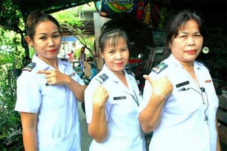 Nhân viên bán vé ở Thái Lan phải... mặc bỉm đi làm