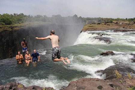 Du khách thỏa thích tắm ở độ cao gần 100m