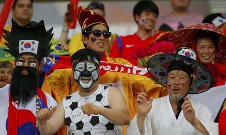 Các sân cỏ Brazil tràn ngập hình ảnh thú vị của cổ động viên - 10 Cổ động viên của Hàn Quốc với trang phục nam truyền thống của thời Chonson