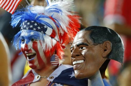 Các sân cỏ Brazil tràn ngập hình ảnh thú vị của cổ động viên - 11 Tổng thống Obama cũng xuất hiện trên khán đài cùng các cổ động viên Mỹ