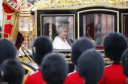 Nữ hoàng ngồi trong xe.
