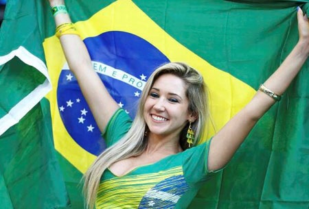 Các sân cỏ Brazil tràn ngập hình ảnh thú vị của cổ động viên - 14 Tổng thống Obama cũng xuất hiện trên khán đài cùng các cổ động viên Mỹ