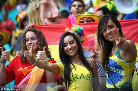 Các sân cỏ Brazil tràn ngập hình ảnh thú vị của cổ động viên - 15 Tổng thống Obama cũng xuất hiện trên khán đài cùng các cổ động viên Mỹ