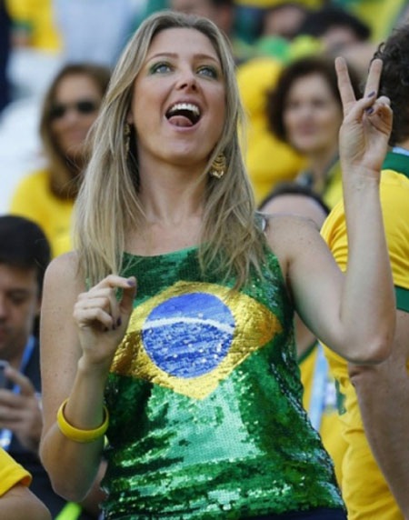 Các sân cỏ Brazil tràn ngập hình ảnh thú vị của cổ động viên - 16 Tổng thống Obama cũng xuất hiện trên khán đài cùng các cổ động viên Mỹ
