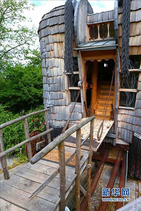 Lối vào bǪn trong khá nhỏ