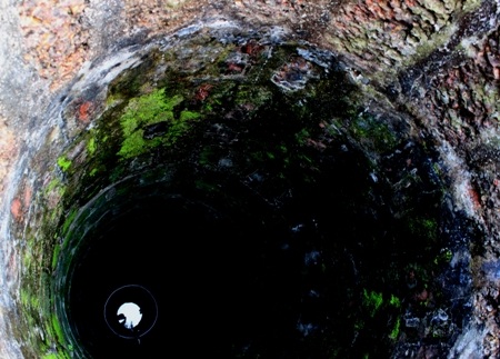 Ở Đường Lâm, từ nhà ở đến cổng ngõ, cổng làng, giếng nước, đều sử dụng đá ong