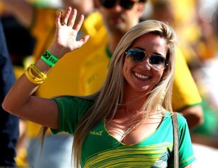 Phụ nữ Brazil được bình chọn "bốc lửa" nhất hành tinh - 4 Trên các khán đài của World Cup 2014 không thiếu các bóng hồng xinh xắn đến từ nước chủ nhà