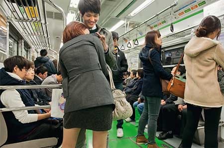 Những hình ảnh đời thường trái ngược giữa Hàn Quốc và Triều Tiên - 5 Thanh niên ở Seoul thoải mái vô tư thể hiện tình cảm với nhau trên tàu điện