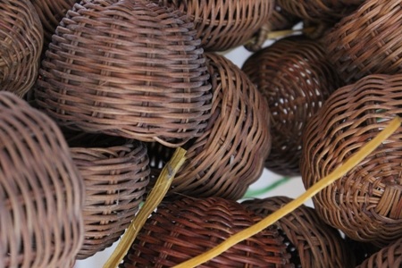 Phụ kiện lồng dành cho người chơi chim được bày bán đầy đủ ở chợ chim