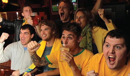 Những điều cấm kỵ thú vị trong văn hóa nước chủ nhà World Cup - 5 Người Brazil thường tụ tập thành đám đông và không uống bia một mình