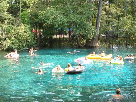 Quang cảnh nhìn xuống bên dưới