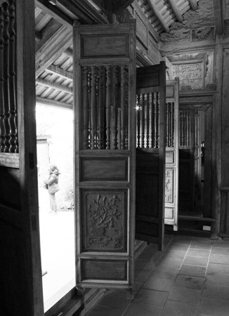 Ở Đường Lâm, từ nhà ở đến cổng ngõ, cổng làng, giếng nước, đều sử dụng đá ong