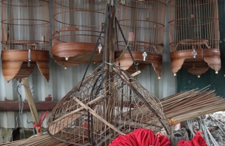 Không chỉ bán chim, lồng người ta còn bán cả bẫy chim và cám chim chuyên dụng cho người chơi.